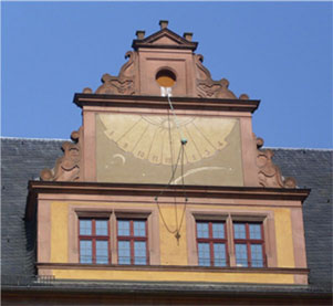 Die Sonnenuhr an der Alten Universität Würzburg;